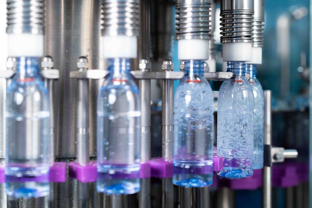 I gas alimentari sono utili nella carbonatazione delle bevande: nell'immagine la gasatura delle bottiglie